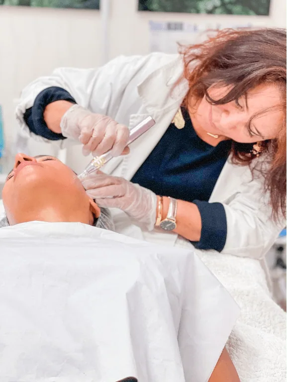 Le Dr Marianne Cayatte accueille une patiente en consultation à Montpellier