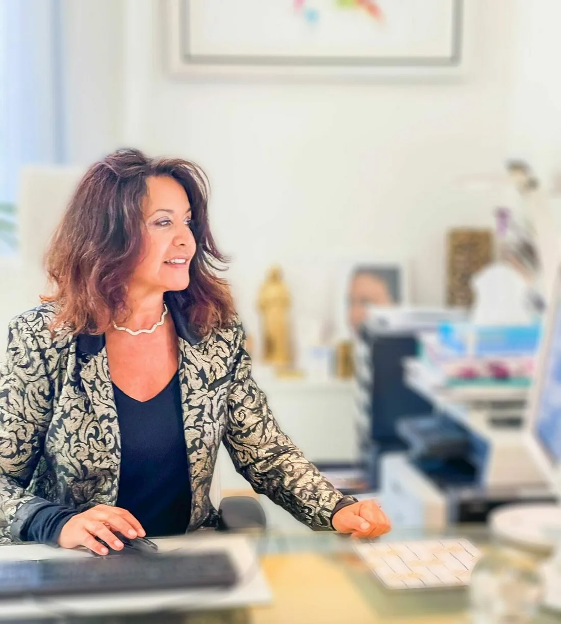Portrait du Dr Marianne Cayatte, médecin esthétique, à son bureau de Montpellier