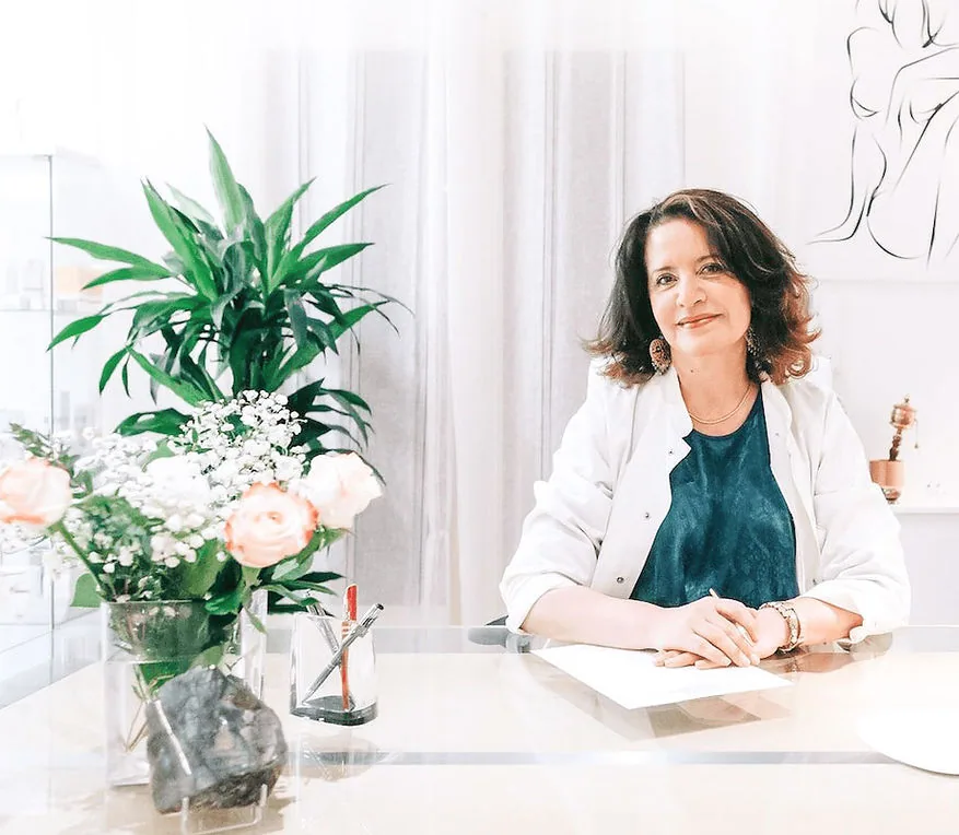 Le Dr Marianne Cayatte en consultation à son bureau, Montpellier