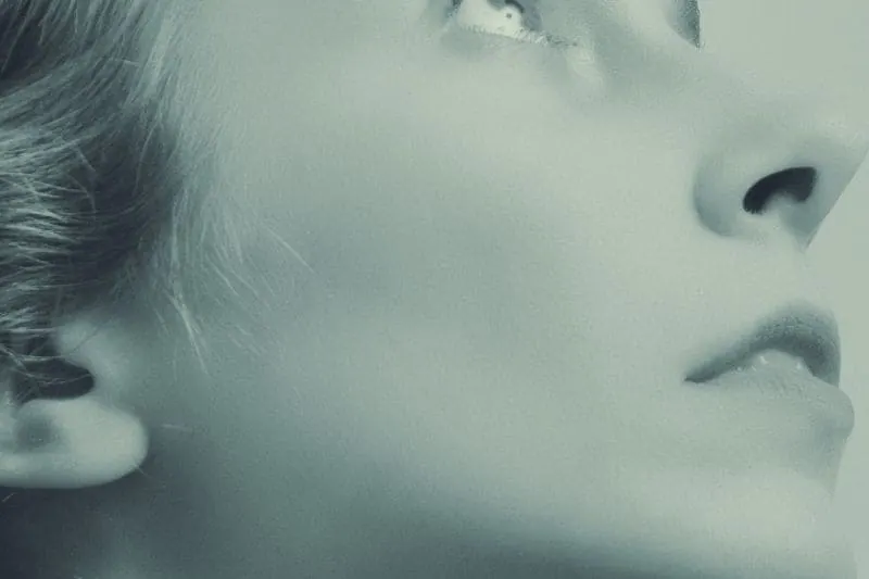 Séance de microneedling pour stimuler le collagène